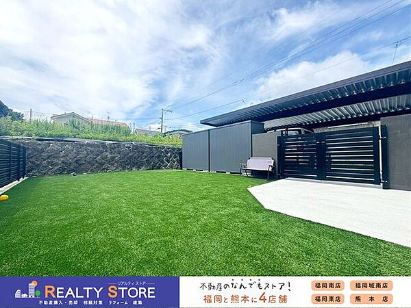 人工芝を敷いた広々としたお庭♪道路に直接面していないため、小さなお子様やペットの遊び場としても最適です♪