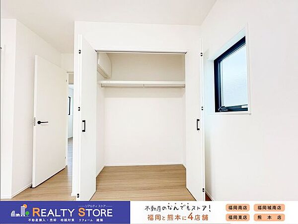 大容量で棚付きなので、整理もしやすくお部屋を広く活用できます♪
