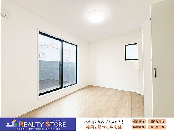 バルコニーに面した明るいお部屋♪