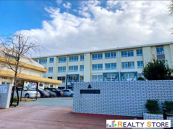 福岡市立高宮中学校 徒歩13分。 1000m