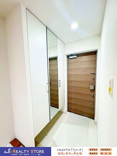 全身鏡付きでお出かけ前の身だしなみチェックもしっかりできる大容量シューズボックスです♪