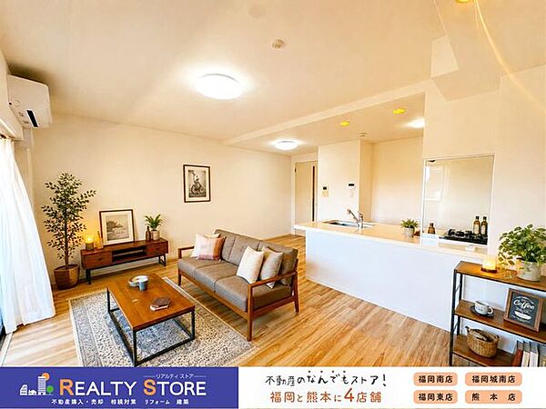 8階・南東向きで明るく風通しも良好な15帖のLDK♪※家具はイメージです。