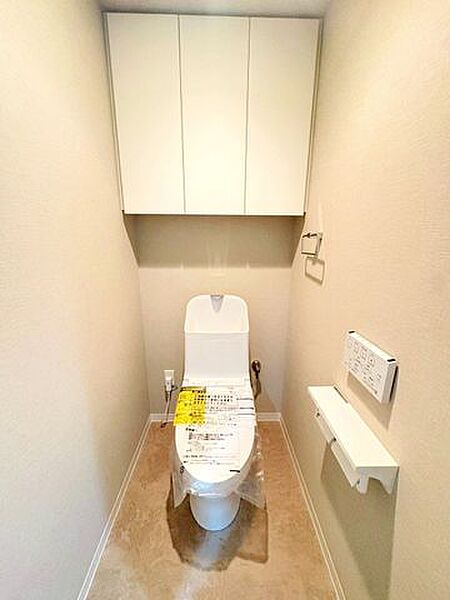 上部収納付きのトイレ♪温水洗浄便座で季節を問わず快適に使用できます♪