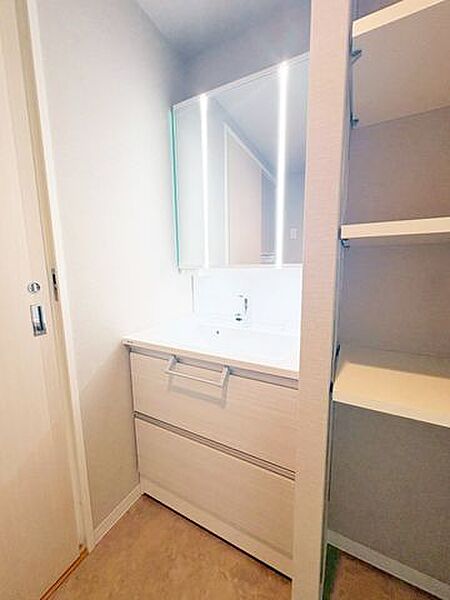 ライト付きで見やすい三面鏡付きの洗面化粧台♪可動棚もあるので水回りもスッキリと片付きます♪