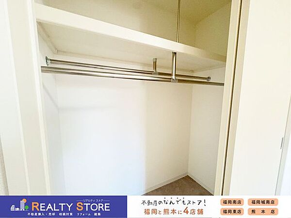 前後にハンガーパイプがついているのでお洋服もたっぷり収納可能なクローゼット♪