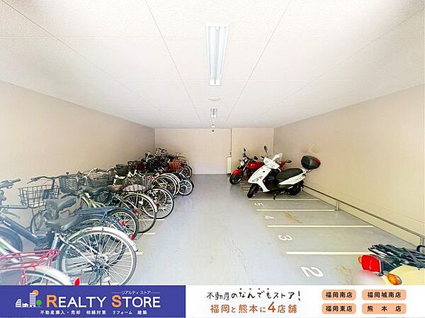 屋根ありの自転車・バイク置き場で、雨風に晒されないので安心です♪