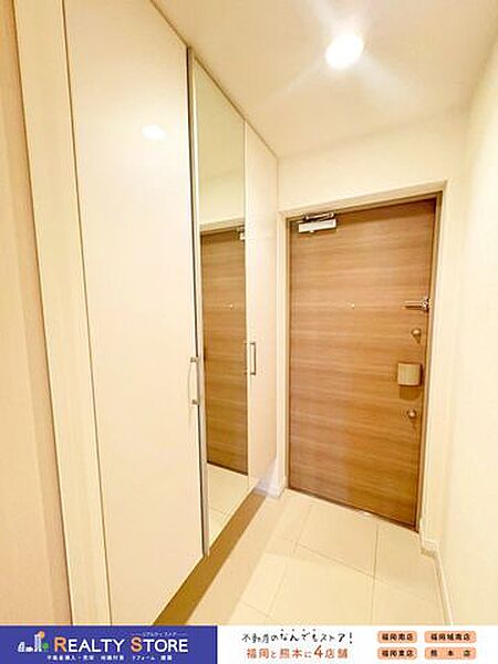 全身鏡付きでお出かけ前の身だしなみチェックもしっかりできる大容量シューズボックスです♪