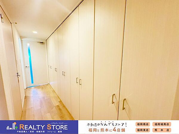 大容量の廊下収納あり♪日用品のストックなどもしっかり収納できます♪