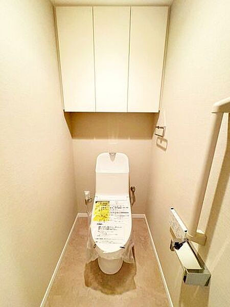 上部収納付きのトイレ♪温水洗浄便座で季節を問わず快適に使用できます♪