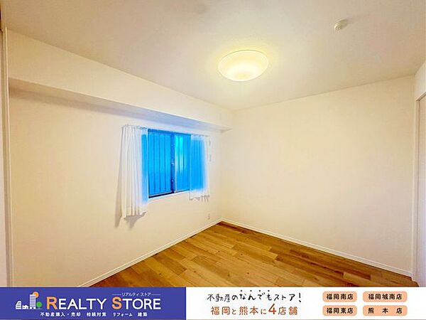 窓ありで採光・風通りも良好な洋室♪家具を置いてもゆとりをもって使用できる6帖の室内です♪