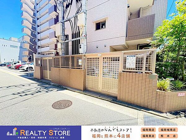 扉付きのごみステーションで防犯面や鳥害等も安心です♪