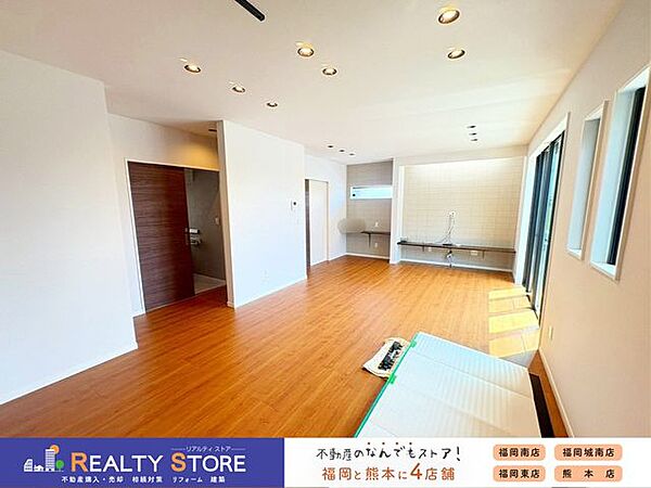 広々とした22帖のLDK♪ダウンライト付きで開放感たっぷりの室内です♪