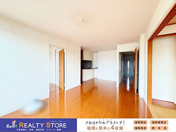 マンションでは珍しい床下収納が全居室に完備！LDKには手動回転式の床下収納が設けられています♪