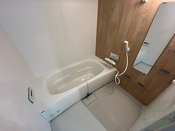 浴室：お風呂です。広々したバスでゆっくりくつろげます。