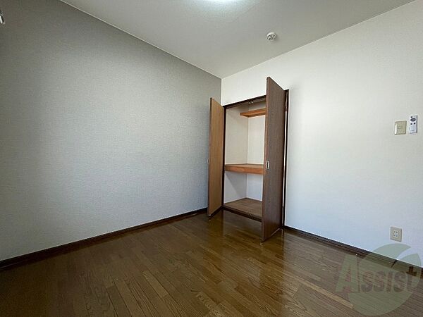 画像23:寝室はこちらです。光が差し込む、温かみのあるお部屋です。