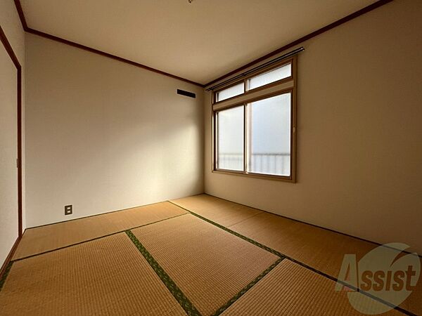 画像25:寝室はこちらです。光が差し込む、温かみのあるお部屋です。