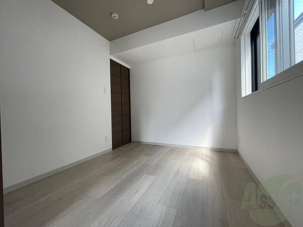 画像9:寝室はこちらです。光が差し込む、温かみのあるお部屋です。