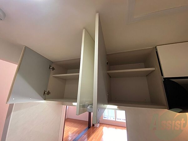 画像25:キッチン上段に収納がありますので、食器などを収納出来ます。