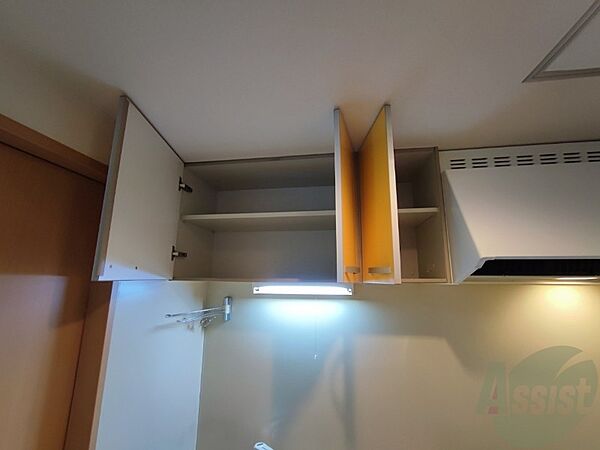 画像23:キッチン上部の棚に台所用品や食器などを入れることができます。