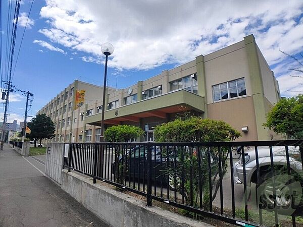 画像13:札幌市立日新小学校 605m