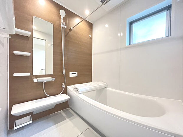 一日の疲れを癒してくれる、浴室はブラウンのアクセントパネルを使用し落ち着いた空間を演出。