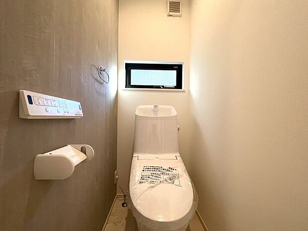 シャワートイレを標準装備しており、操作パネルで、洗浄機能や温度設定なども可能。　