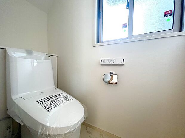 シャワートイレを標準装備しており、操作パネルで、洗浄機能や温度設定なども可能。