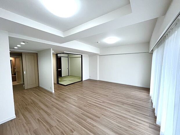 LDKと和室の間の扉を開けることで、開放感のある空間も可能に！
