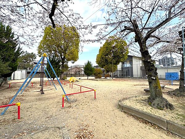すぐ近くに広々とした吉塚南公園があり、桜の木もあるので、毎年春が楽しみになる環境です。