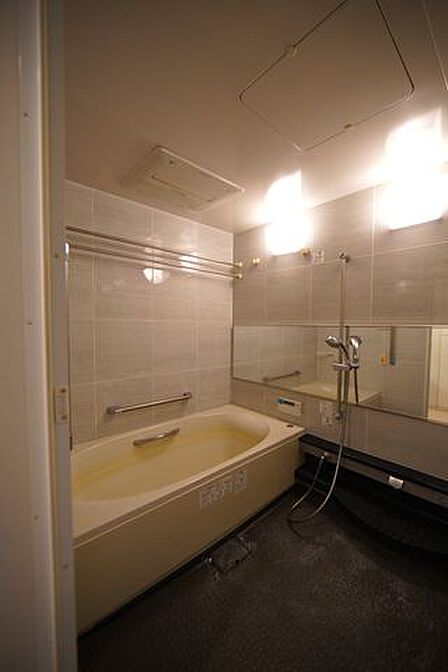 室内（2026年8月）撮影。浴室です。浴室乾燥機がございますので、雨の日の洗濯ものにも困りませんね。