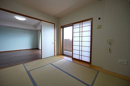 室内（2026年8月）撮影。和室です。約6帖ございます。南向きバルコニーのため陽当たり良好です。