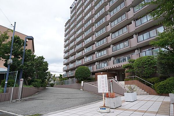 駐車場入り口です。大通りに面しているため、どこへ行くにも便利です。