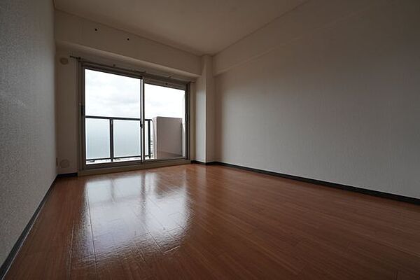 リビング横洋室です。約6.1帖ございます。可動間仕切りとなってますので、開けるとリビングと繋がり、より広々とご利用いただけます。
