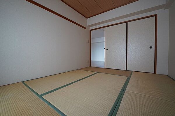 和室です。約6帖ございます。南東向きバルコニーのため陽当たり良好です。