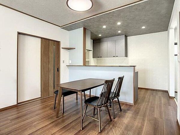お部屋に合った、おしゃれなダイニングセット。こだわりの詰まったおしゃれな天井。
