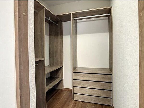 たっぷり収納スペースがあるウォークインクローゼット。
