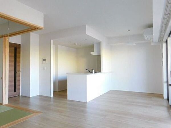 和室のふすまを開くとより空間が広がります（空室時に撮影）