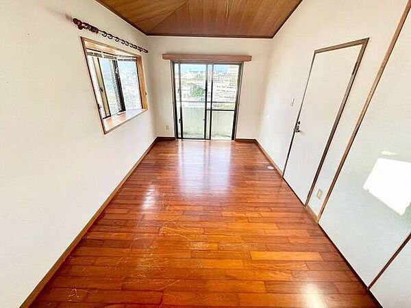 バルコニーに面しており、明るく開放的な洋室です。寝室や子ども部屋としてもおすすめ