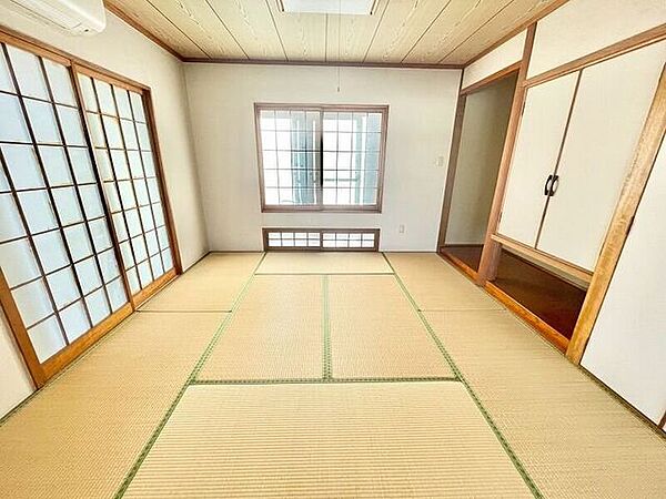 「畳のぬくもりを感じながら、くつろぎの時間を過ごせる落ち着いた和室です」