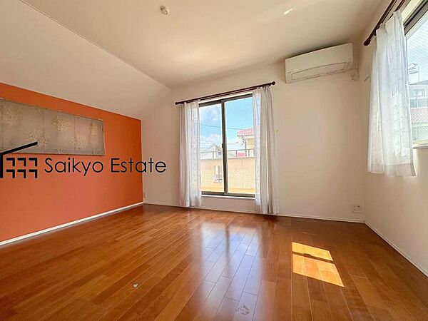 窓と収納のある洋室が3部屋ございますので、プライベートを分けてのんびりお寛ぎいただけます♪