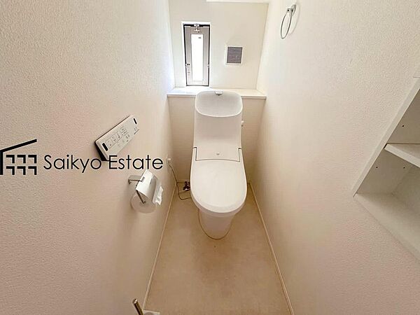 換気にも配慮した窓付きのトイレスペースとなっています。こちらは嬉しいウォシュレット機能付きです。