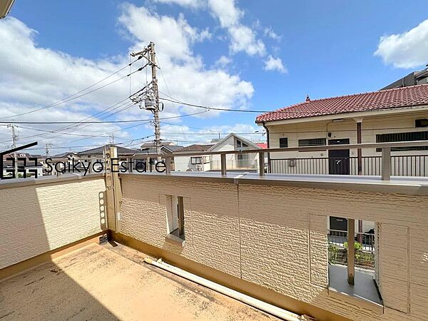 2箇所にバルコニーがございますので、洗濯物の他、お布団なども沢山同時に干せて便利です！