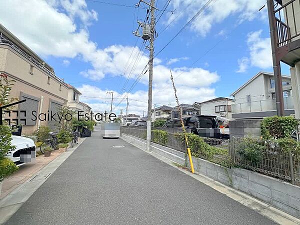 交通量の少ない前面道路ですので、小さなお子様がいらっしゃるご家庭でも安心してお住まいになれます。