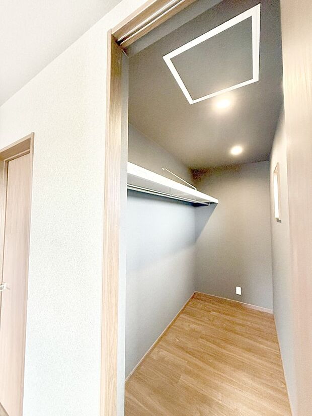 ■季節の洋服も、思い出の小物もすっきり収納できるウォークインクローゼット付