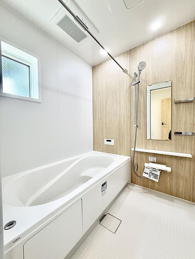 ■落ち着いた色合いの壁面、ゆっくり寛げるバスルーム