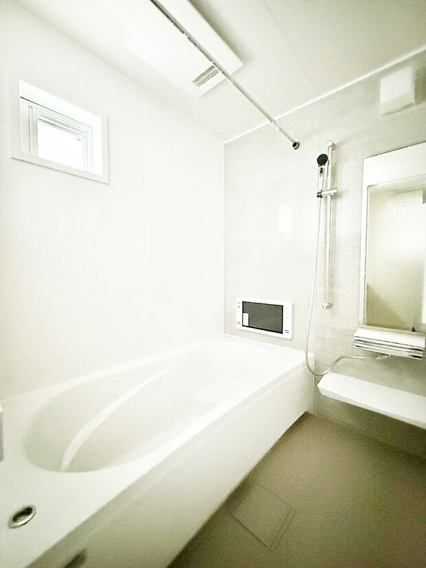 ■落ち着いた色合いの壁面、ゆっくり寛げるバスルーム