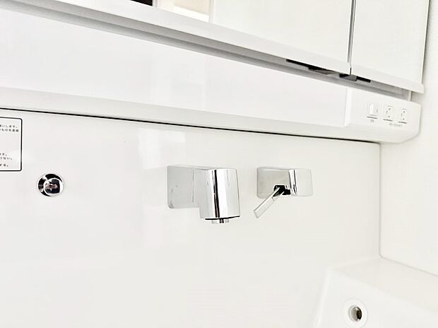 ■細かい部分まで洗いやすく便利なハンドシャワー付き