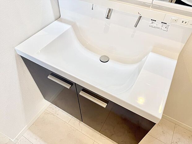 ■細かい部分まで洗いやすく便利なハンドシャワー付き