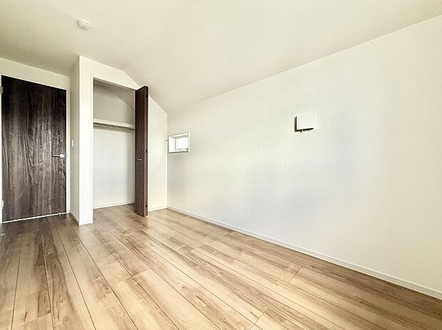 ■シンプルな空間で、収納付きベッドやデスクなど、多機能な家具を活用しやすいです