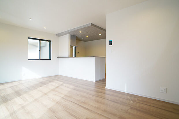 ■自然の光が差し込み、明るい空間が広がります